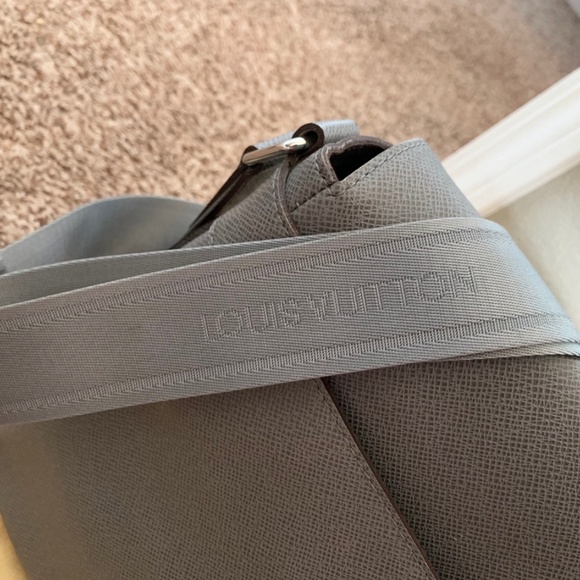 Louis Vuitton Taiga Leather Roman Messenger Bag MM - Picture 7 of 8